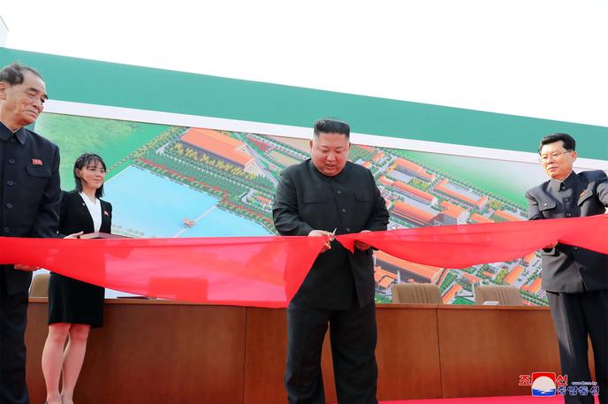 « Le dirigeant suprême Kim Jong-un coupe le ruban pour l’inauguration de l’usine d’engrais », selon une dépêche de KCNA, le 2 mai.