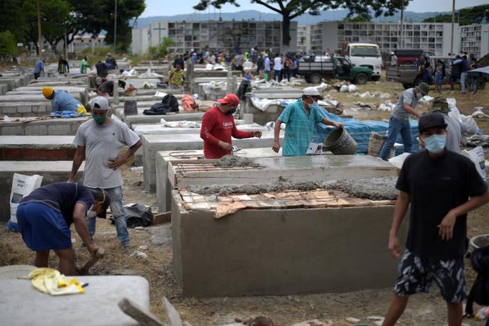 Les autorités sanitaires sont dépassées par le nombre de victimes du Covid-19, dans ce cimetière de Guayaquil (Equateur), le 6 avril.
