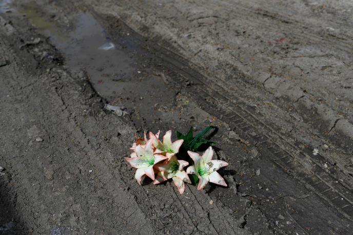 Des fleurs artificielles après l’enterrement d’une personne victime du Covid-19, au cimetière de Madrid (Espagne), le 4 avril.