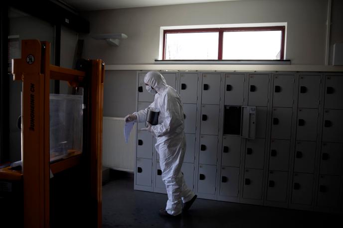 Un employé récupère les cendres d’une personne victime du Covid-19 au crématorium de Wilrijk (Belgique), le 3 avril.