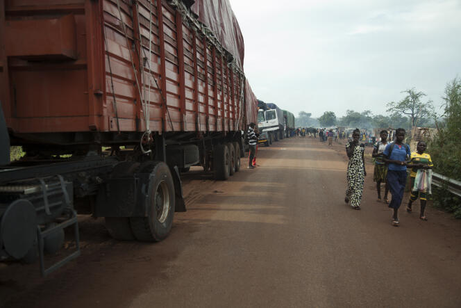 Des camions en file indienne à Bossembele, en République centrafricaine, sur l’axe Douala-Bangui, le 16 octobre 2017.
