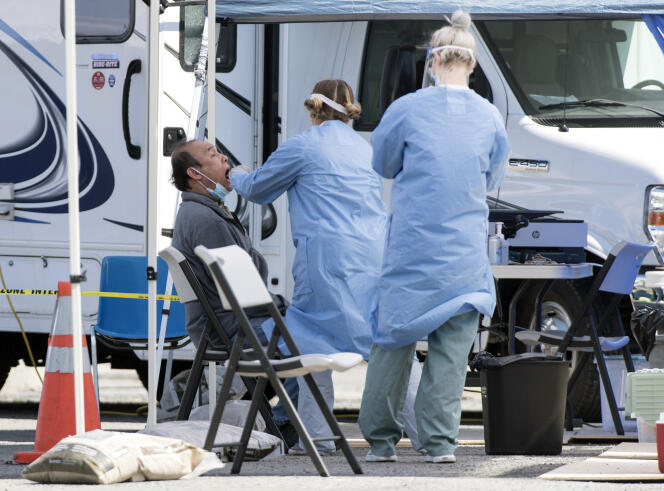 Une clinique mobile effectue des tests du Covid-19 dans la banlieue de Montréal, à Saint-Michel, le 3 mai.
