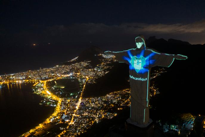 Le Christ Rédempteur, dominant la ville de Rio de Janeiro au Brésil, porte un masque.