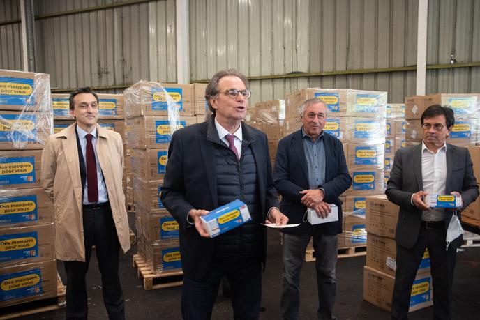 Le président (LR) de la région PACA Renaud Muselier devant les cinq millions de masques arrivés de Chine, à Marseille, le 22 avril.
