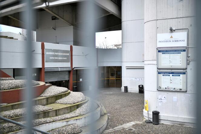 Le centre Pierre-Mendès-France, à l’université Paris-Tolbiac, fermé après qu’un professeur a été testé positif au Covid-19, le 12 mars.