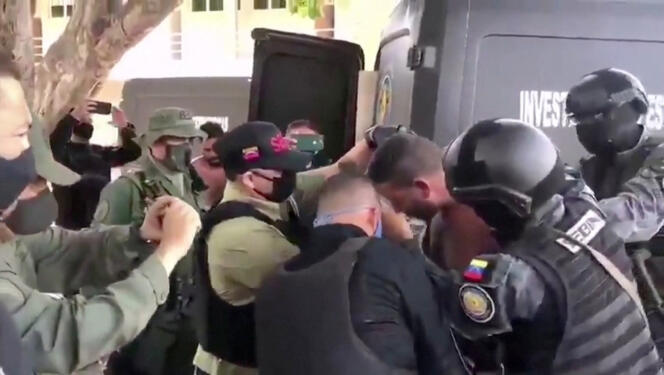 Capture d’écran d’une vidéo du gouvernement vénézuélien montrant des soldats entourant un suspect d’une « incursion de mercenaires », le 4 mai.