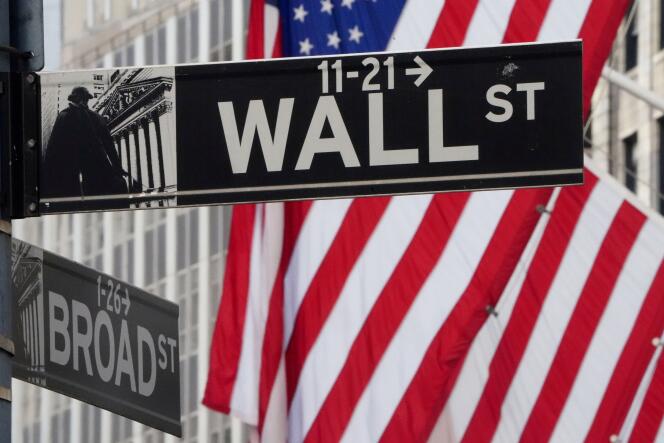« Wall Street a décidé d’enjamber la crise due au coronavirus et vit déjà l’idylle du monde d’après. La Bourse parie sur un rebond rapide, en « V », qui permettra à l’économie de repartir et pense que tout repartira comme avant.»