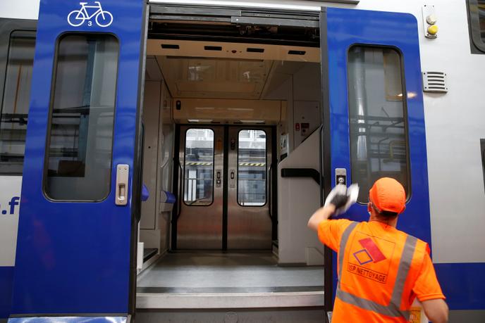 Nettoyage d’un TER à Lille le 4 mai.