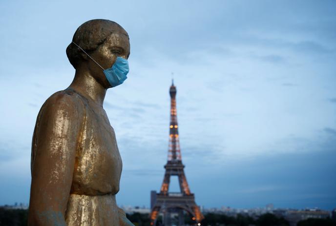 Une statue au Trocadéro, près de la Tour Eiffel, à Paris, le 2 mai.