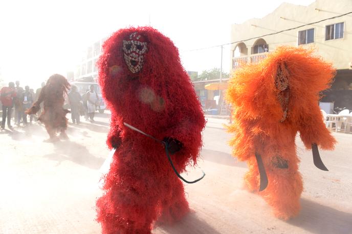 Des danseurs dans une rue de la capitale Banjul, en avril 2017.