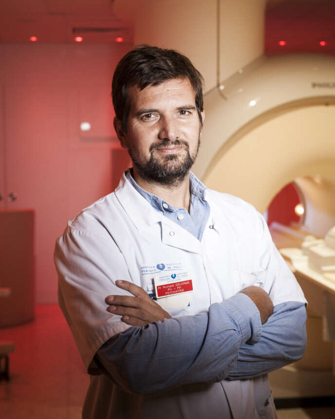 Le pédopsychiatre Richard Delorme dans une salle d'IRM à l'hôpital Robert-Debré, à Paris, en juin 2018.