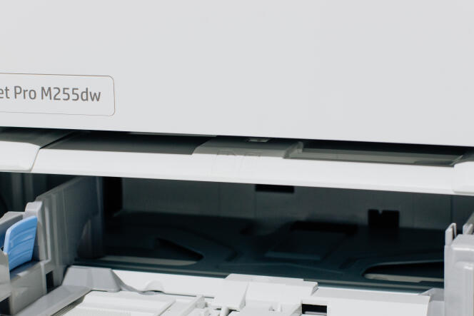 Au-dessus du chargeur principal, une fente manuelle bien pratique permet d’imprimer des enveloppes, des étiquettes et d’autres supports aux dimensions non classiques.