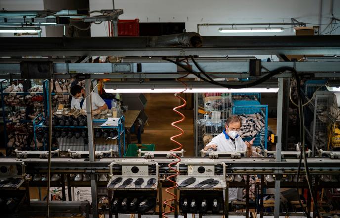 Reprise progressive du travail dans une usine de chaussures à Castelnuovo Vomano (Italie), le 4 mai.