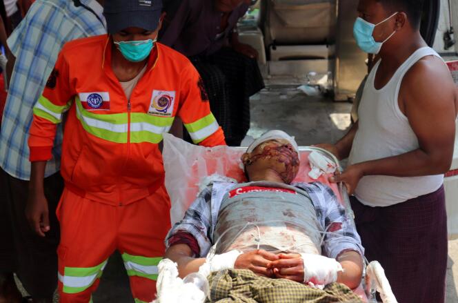 Un homme blessé lors d’un bombardement arrive à l’hôpital de Sittwe, dans l’Etat de l’Arakan, en Birmanie, le 13 avril.