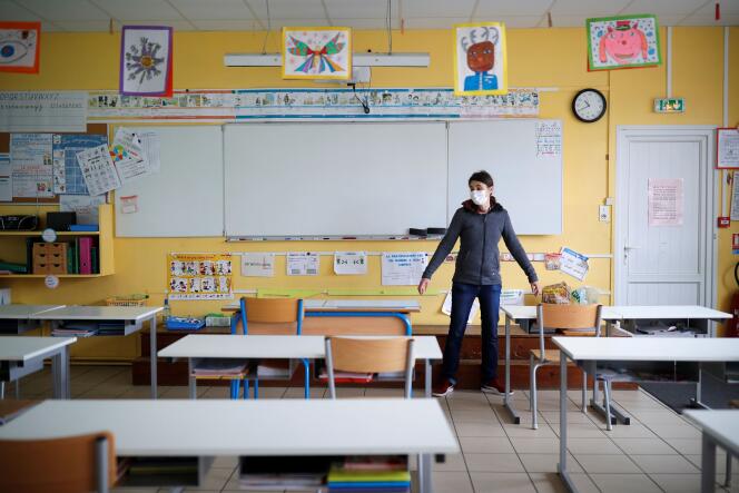 Une enseignante installe une salle de classe pour maintenir la distance sociale, dans une école privée de Saint-Sébastien-sur-Loire (Loire Atlantique), lundi 4 mai.