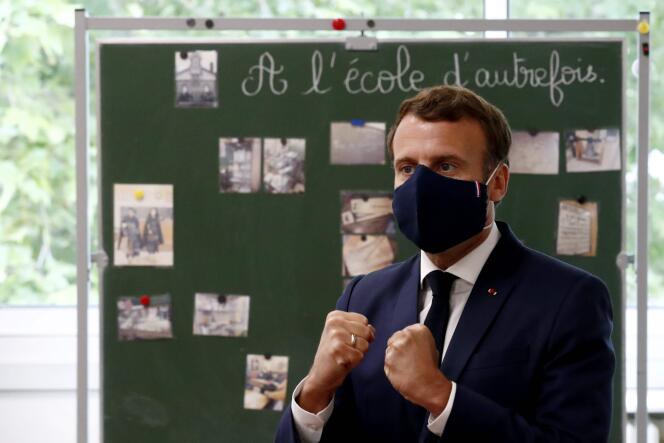 Emmanuel Macron dans une école de Poissy (Yvelines), le 5 mai.