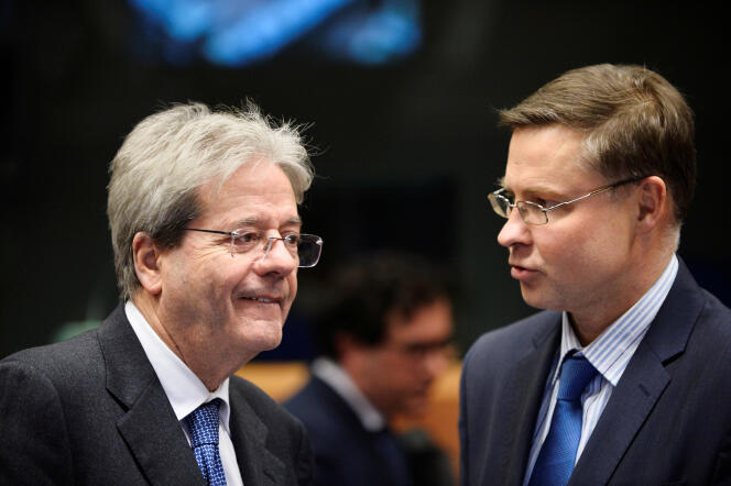 Le Commissaire européen aux affaires économiques et monétaires, Paolo Gentiloni (à gauche), et le vice-président exécutif de la Commission, Valdis Dombrovskis, à Bruxelles, le 20 janvier.