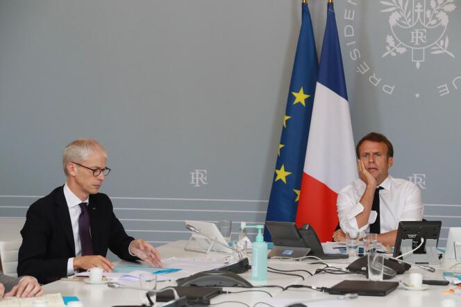 Le président Emmanuel Macron et le ministre de la culture Franck Riester lors de la vidéoconference organisée avec des artistes à l’Elysée, à Paris, le 6 mai 2020.