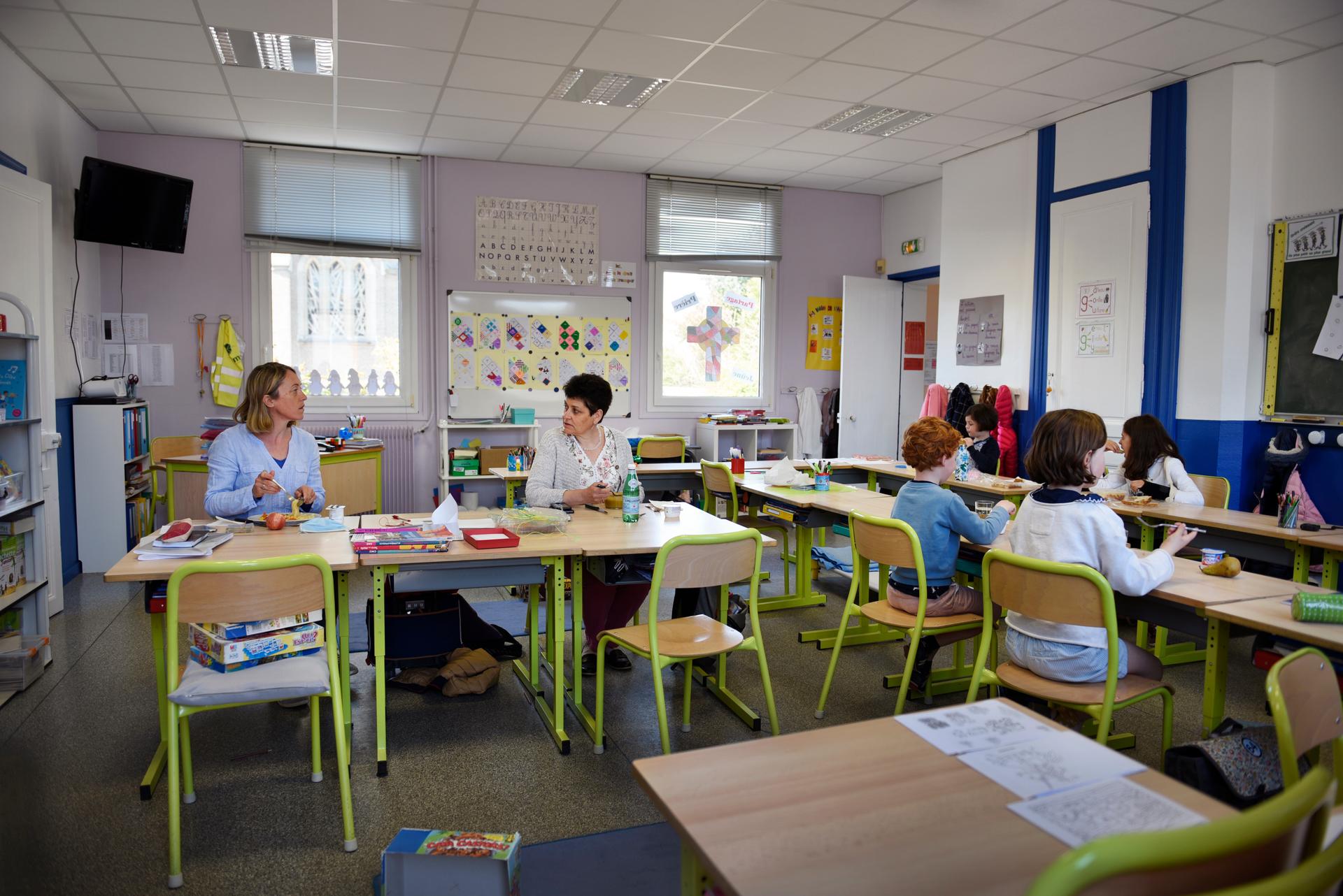 Comme il n’y a plus de cantine, les parents fournissent les repas. Le déjeuner se fait dans la salle de classe, et l’équipe éducative gère.