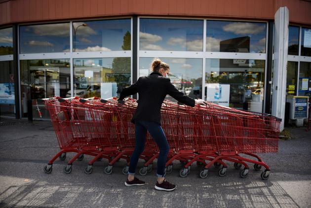 « Il faut désinfecter les caisses, les paniers, les Caddie, le Photomaton et la photocopieuse, trois à quatre fois par jour. »