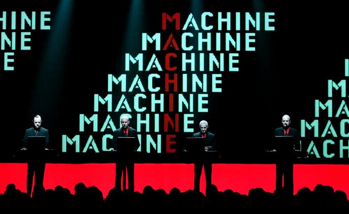 Florian Schneider, à droite, lors d’un concert du groupe Kraftwerk, à Berlin, le 19 mai 2004.