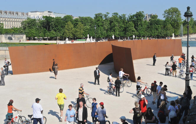L’œuvre « Clara-Clara » (1983), du sculpteur américain Richard Serra, a été réinstallée temporairement au jardin des Tuileries à l’occasion de l’édition de la Monumenta du Grand Palais, qui lui est consacrée. Paris, 2008.