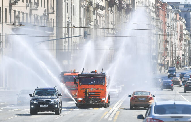 Une opération de désinfection dans une rue de Moscou, le 1er mai.