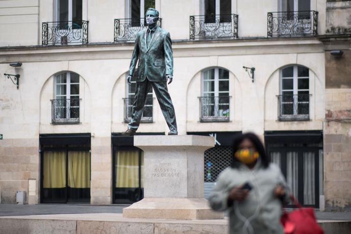 « Eloge du pas de côté », statue de bronze de l’artiste Philippe Ramette, à Nantes (Loire-Atlantique), le 29 avril.