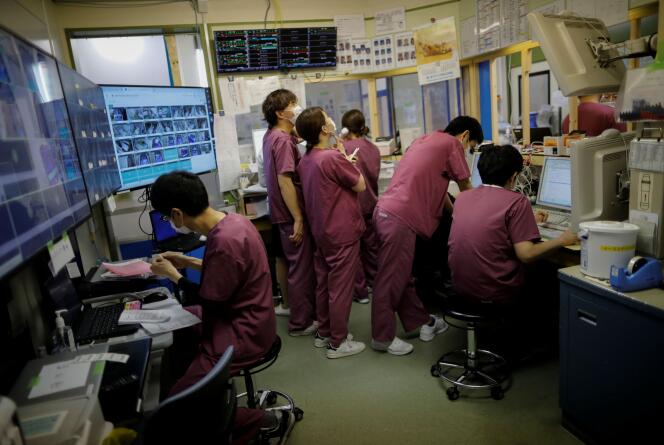 Des soignants de l’unité de soins intensifs pour patients atteints du Covid-19, dans un hôpital de Kawasaki au Japon, le 4 mai.