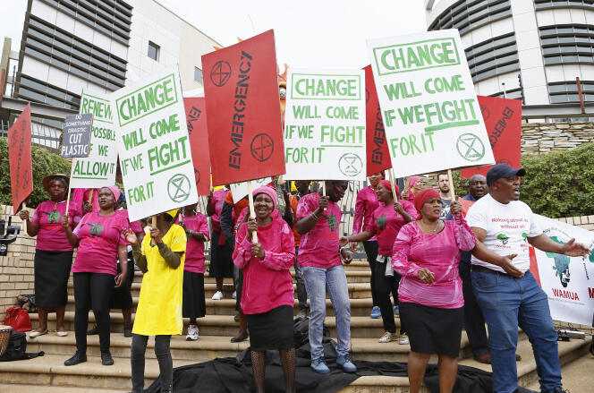 Des militants écologistes manifestent devant le ministère sud-africain de l’énergie, à Pretoria, le 11 octobre 2019.