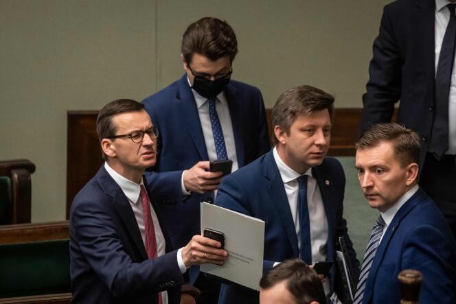 Le Premier ministre polonais Mateusz Morawiecki (à gauche) lors d’une session au parlement le 7 mai à Varsovie.