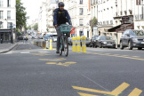 Un homme roule à vélo sur une bande cyclable temporaire mise en place par la ville, à Paris, jeudi 7 mai 2020.