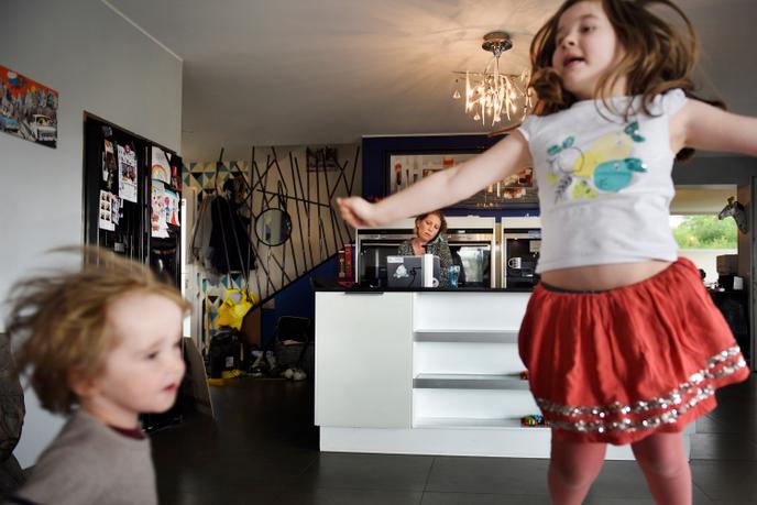 Le confinement a exacerbé les inégalités déjà présentes à la maison et face à l’emploi, les femmes accumulant travail, corvées et charge des enfants.