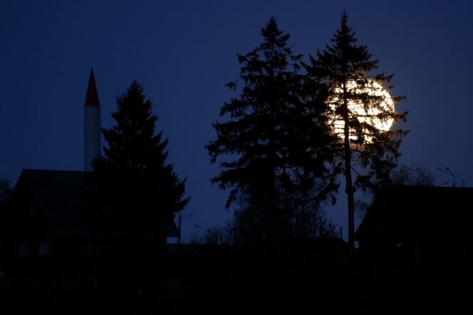 La « super lune », ici le 7 mai en Biélorussie, aurait fait un beau théâtre de rêves.