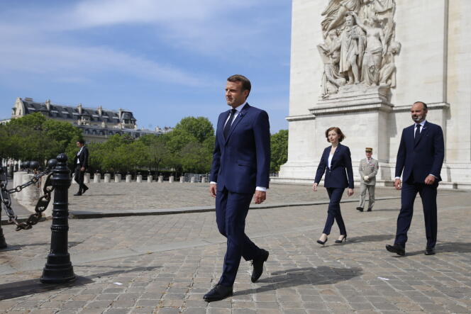 Emmanuel Macron devant l’Arc de triomphe lors de la célébration du 75e anniversaire de la fin de la seconde guerre mondiale, à Paris, le 8 mai.
