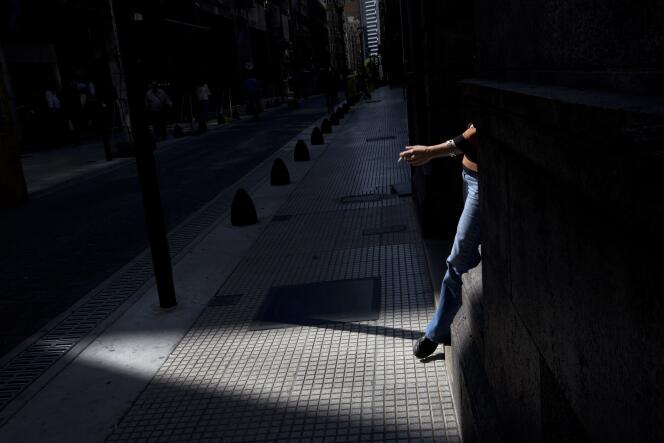 Une femme fume à Buenos Aires, le 20 février 2015.