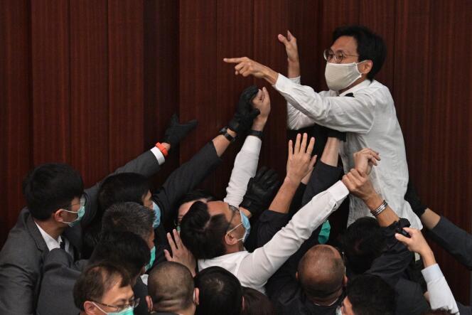Le député indépendant Eddie Chu Hoi-dick proteste lors d’une séance houleuse au Parlement de Hongkong, le 8 mai.