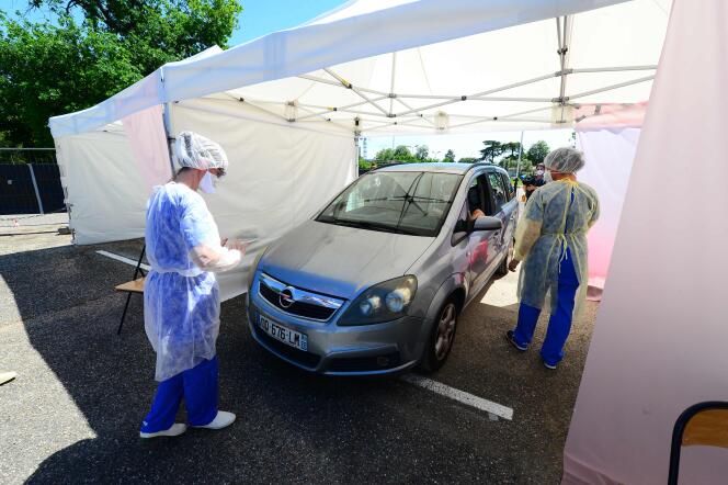 Un test de dépistage en « drive-in » à l’hôpital universitaire Pellegrin de Bordeaux, le 7 mai.