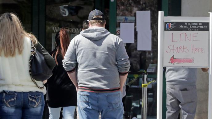Des gens font la queue devant les bureaux du chômage de l’Etat de l’Utah, à Salt Lake City, le 13 avril.
