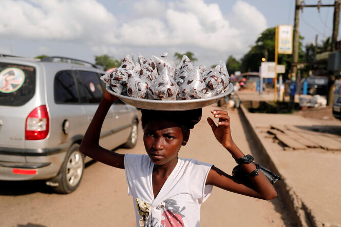 Une vendeuse de rue âgée de 6 ans, au marché d’Agona au Ghana, en novembre 2018.