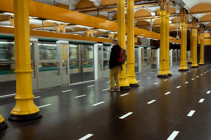 Une signalétique a été apposée au sol, invitant les passagers à la distanciation sociale nécessaire, sur les quais de la ligne 1 du métro (ici à la station Gare-de-Lyon). Paris, 6 mai 2020.