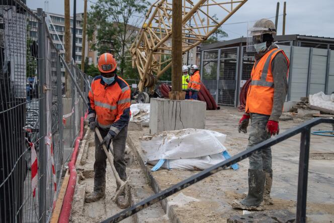 Des ouvriers sur un chantier, à Saint-Denis, le 5 mai.