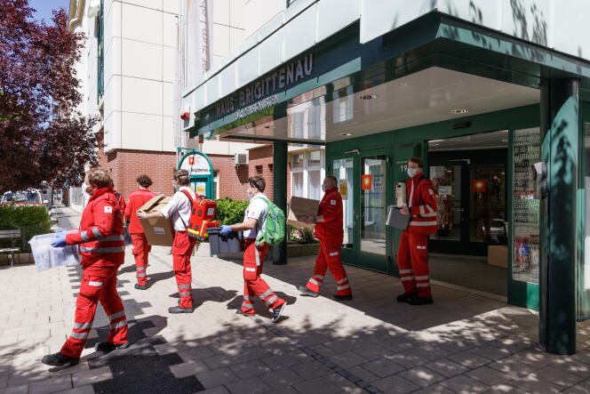 Une équipe de la Croix-Rouge autrichienne quitte une maison de retraite après avoir effectué des tests, à Vienne, le 8 mai.