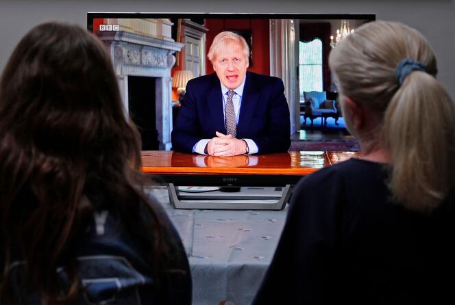 Une famille regarde le discours de Boris Johnson, le 10 mai à Londres.
