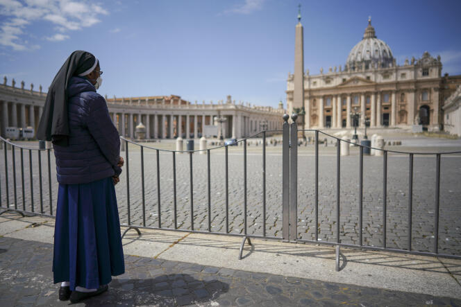 La place Saint-Pierre interdite aux fidèles pendant la bénédiction du pape François au Vatican, le 10 mai.