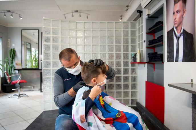 Noa, en CP, vient se faire coiffer avant sa rentrée des classes prévue jeudi, le 11 mai à Saint-Pierre-des-Corps (Indre-et-Loire).