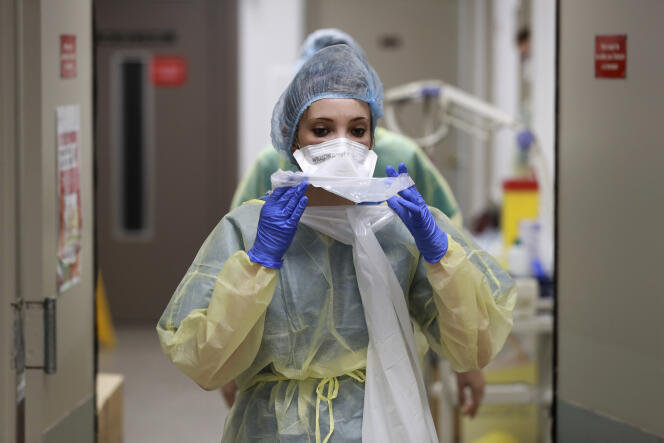 Une soignante à la clinique Floréal de Bagnolet (Seine-Saint-Denis), près de Paris, le 8 avril, au 23e jour du confinement décrété par les autorités pour enrayer la propagation du Covid-19.