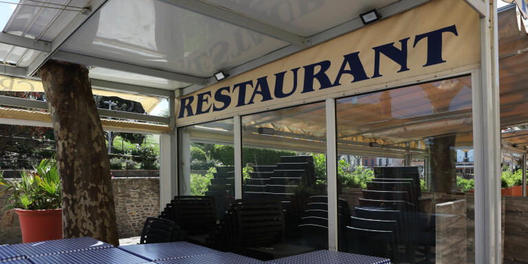 A picture taken on April 29, 2020 shows a closed restaurant in Collioure, southern France on the 44th day of a lockdown in France aimed at curbing the spread of the COVID-19 pandemic, caused by the novel coronavirus. (Photo by Raymond ROIG / AFP)