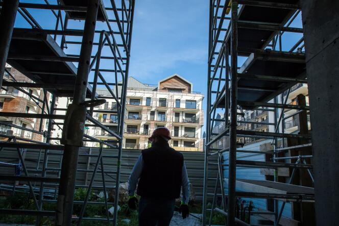 Un ouvrier du bâtiment travaille sur un chantier de construction, à Montévrain (Seine-et-Marne), le 12 mai.