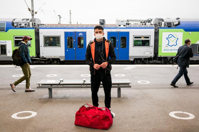 Ekram Marofhkailp vient prendre le train à la gare de Creil pour se rendre à Beauvais, le 11 mai.